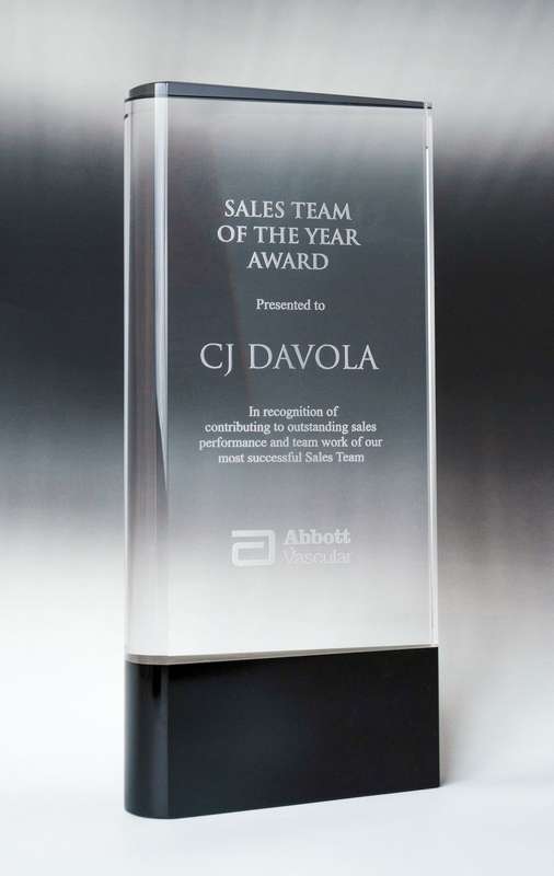 Blocco curvo cristallo-verticale con zoccolo colorato