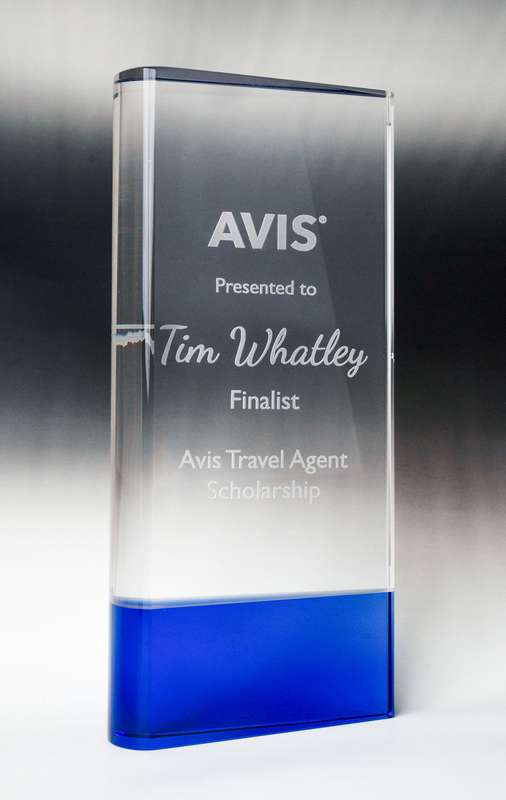 Blocco curvo cristallo-verticale con zoccolo colorato