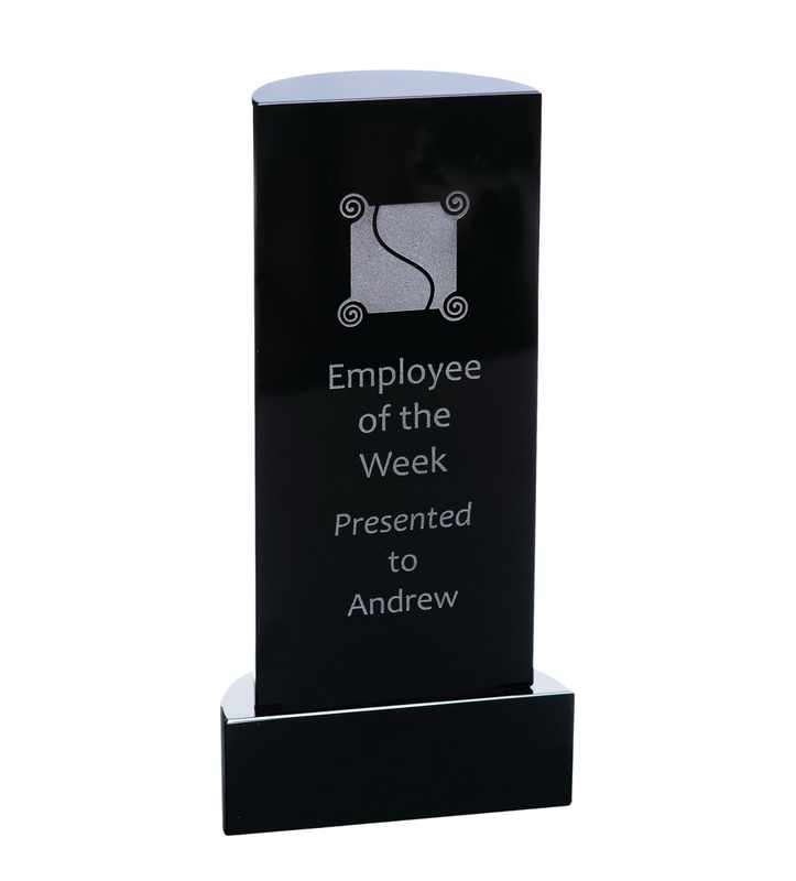 Torre di cristallo nero a forma di semicerchio