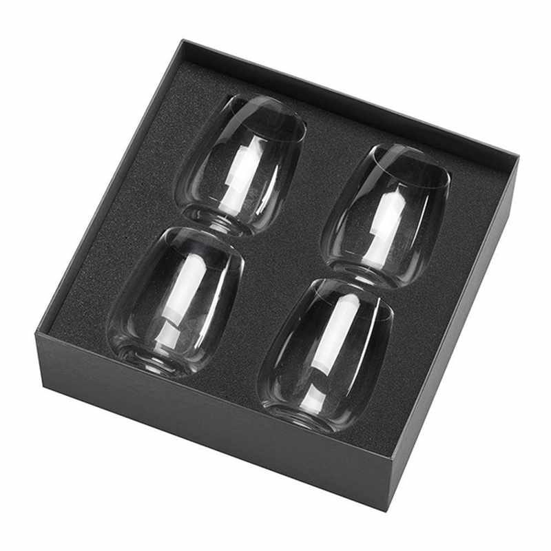 Quattro bicchieri da vino senza tappo