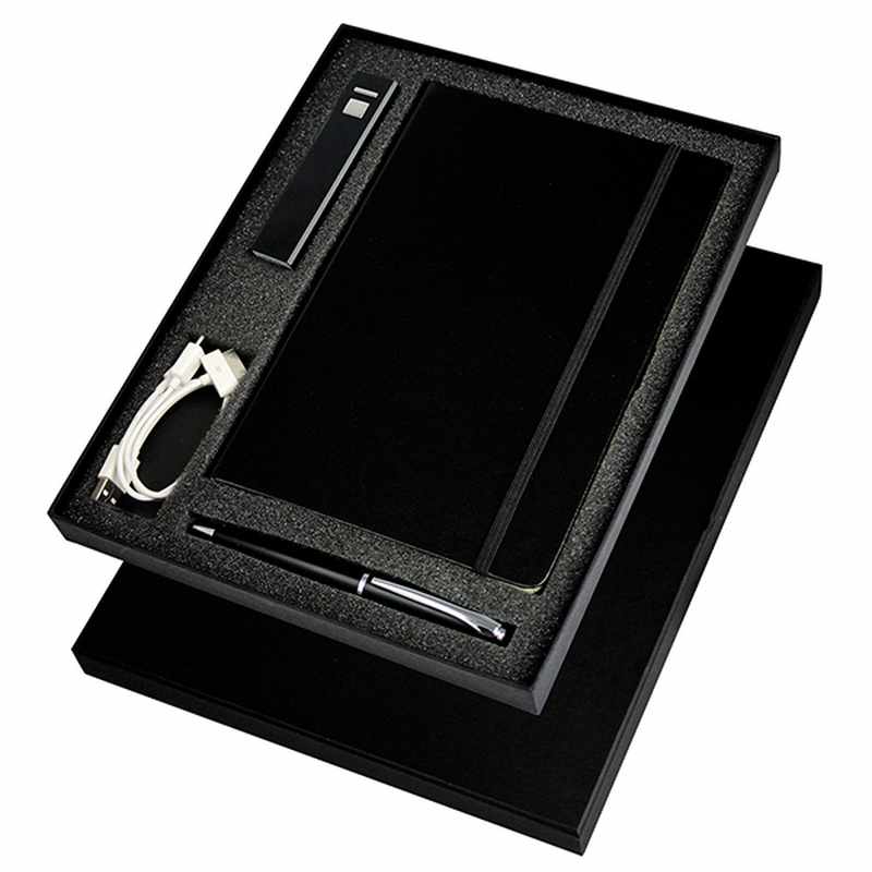 Un libro-giornale rilegato da Ambassador, un caricatore Jolt e una penna Grobisen.