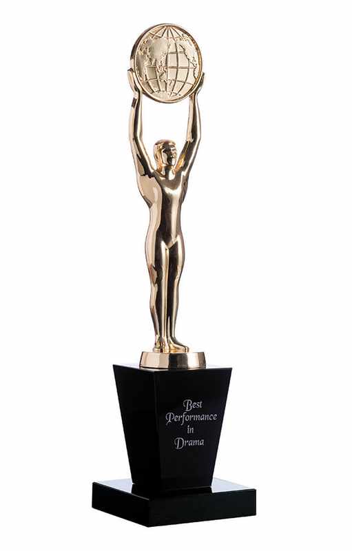 Statuetta di Oscar in oro con globo su base di cristallo nero