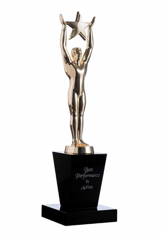 Statuetta di Oscar in oro con stella su base di cristallo nero