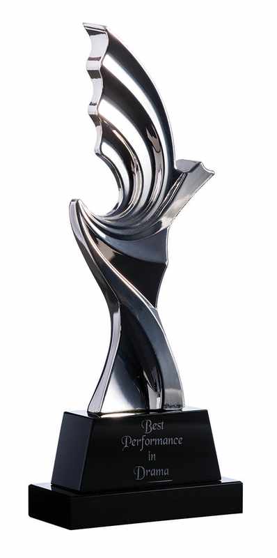 Statuetta d’argento su base di cristallo nero