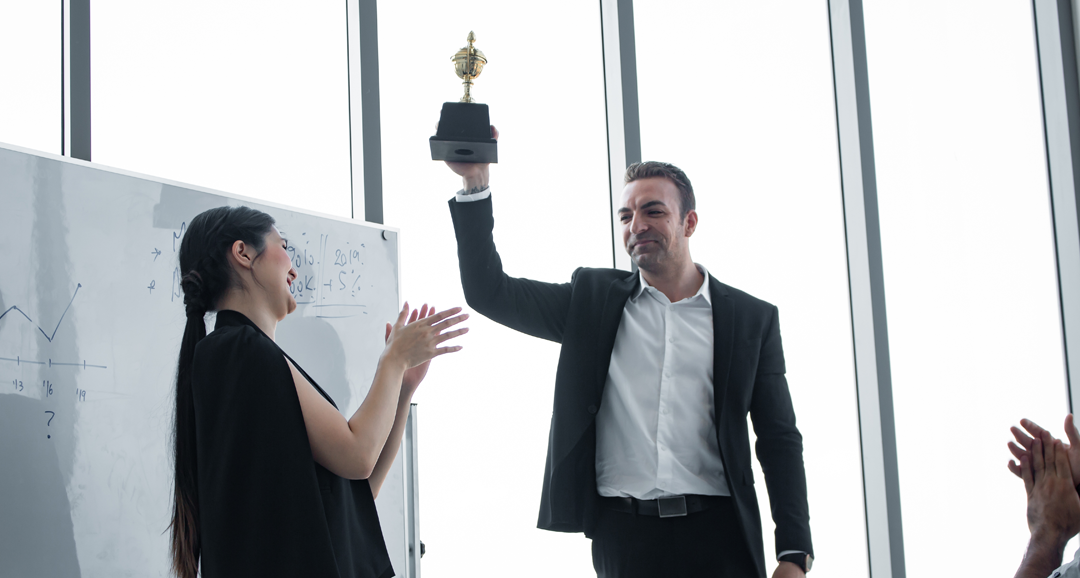 Il potere del riconoscimento: Una storia di bowling a birilli