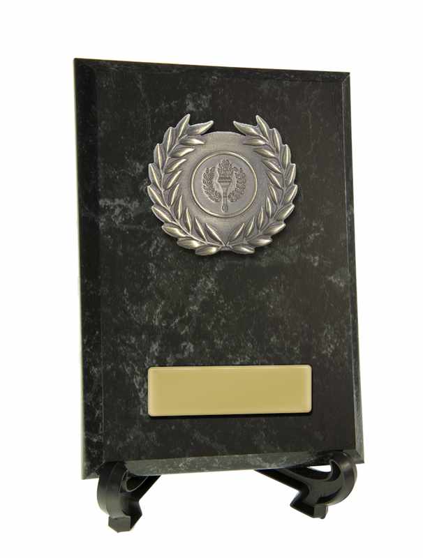 Targa con finiture in metallo