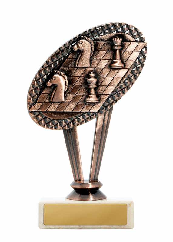 Tema degli scacchi in metallo sulla base